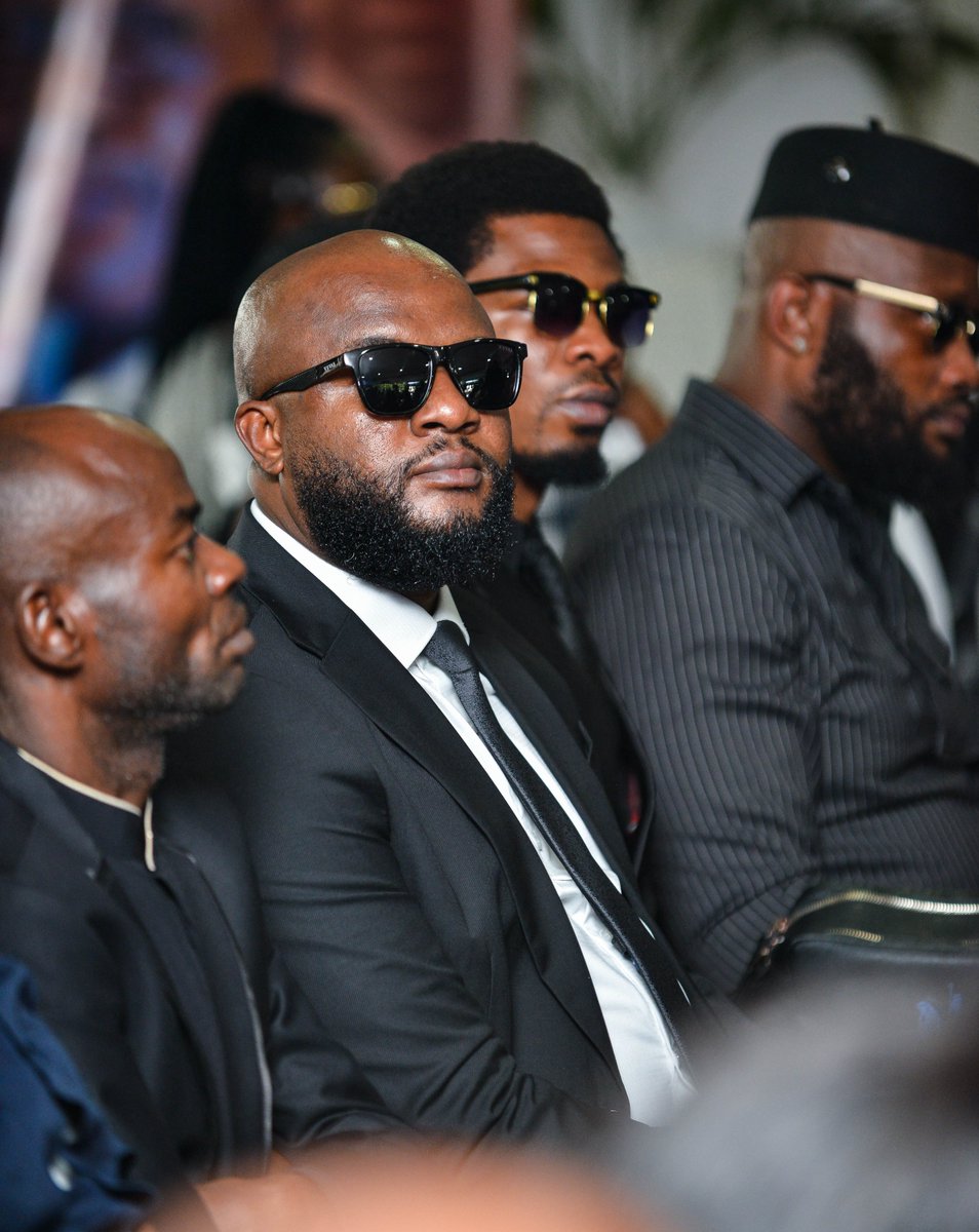 On grandit dans une société où les portes ne s’ouvrent pas de la même manière, certaines personnes naissent avec des raccourcis, pendant que d’autres doivent construire leur vie [ brique 🧱 par brique ]. On ne demande pas la facilité, juste une chance égale pour tout le monde.