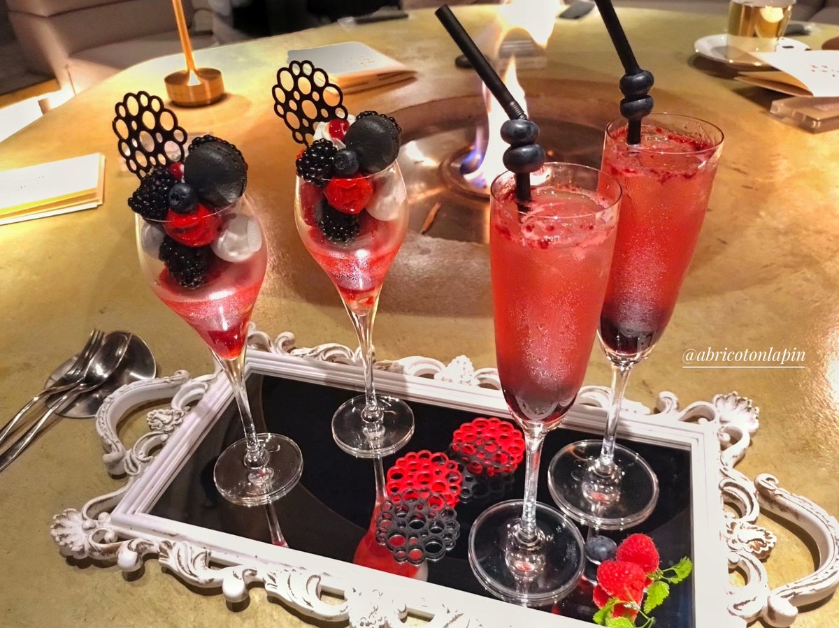 abricotonlapin's tweet image. THE NEW NORMAL(恵比寿)
「スペシャルパフェプレートセット・小悪魔キュートなベリーMIXver.」
パフェとカシスのスパークリングワインorソーダはミラープレートで提供、グリーグヨーグルトドリンク、フレーバーティーのセット。
パフェは3種のベリー、ブラックマカロン、ミルクアイス、ミルクチョコ…