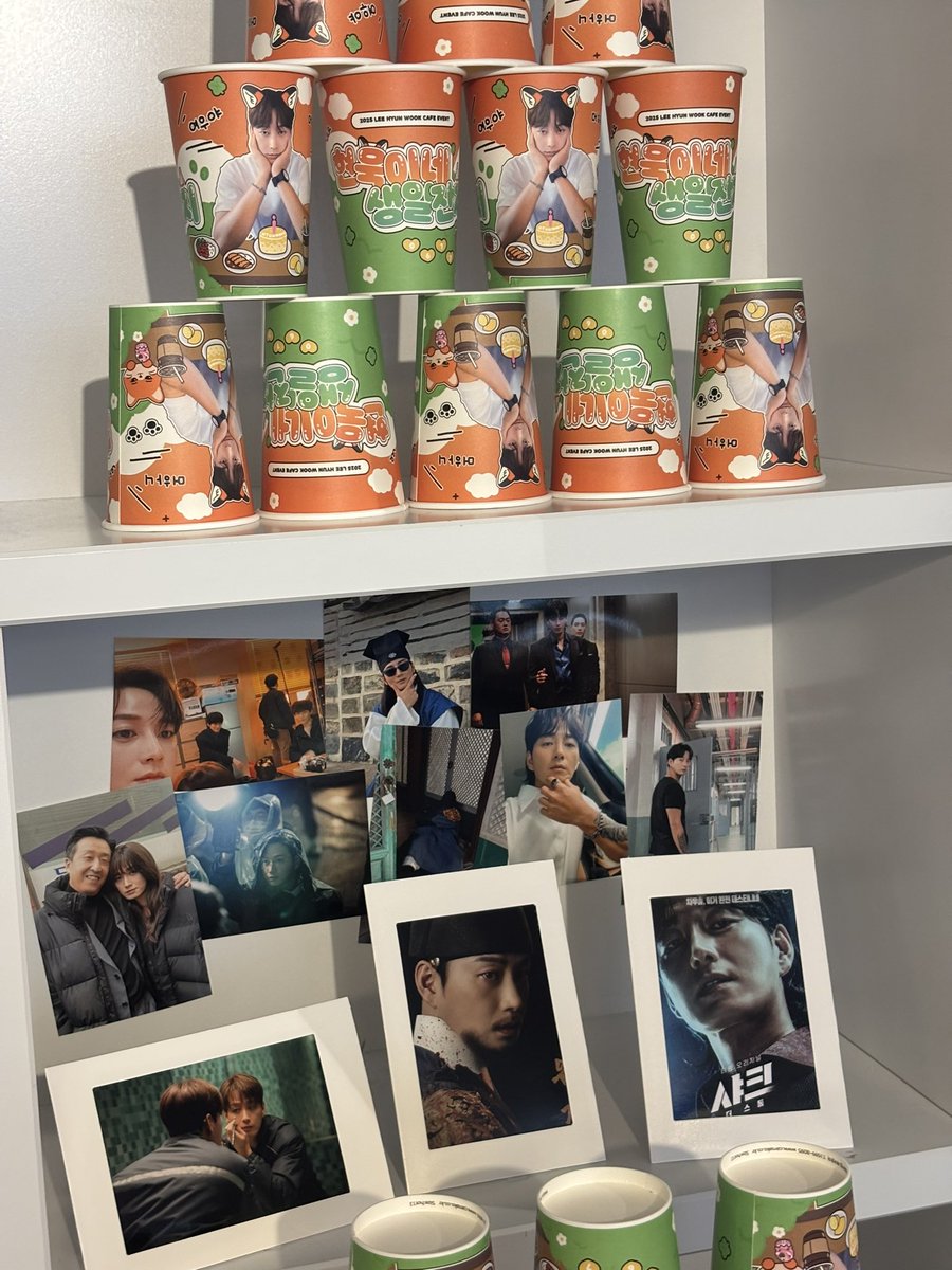 woo_1120's tweet photo. 현욱 생카 왔슴니다..🦊
특전도 너무 귀엽고 잘 꾸며져 있어서 보는맛이 있어용.. (제가 보낸 축전도…)
현욱쮸 나눔까지 완료했습니다 !
#레몬백작탄신일 
#이현욱의_모든날_복복복 https://t.co/UZXOjOoImV