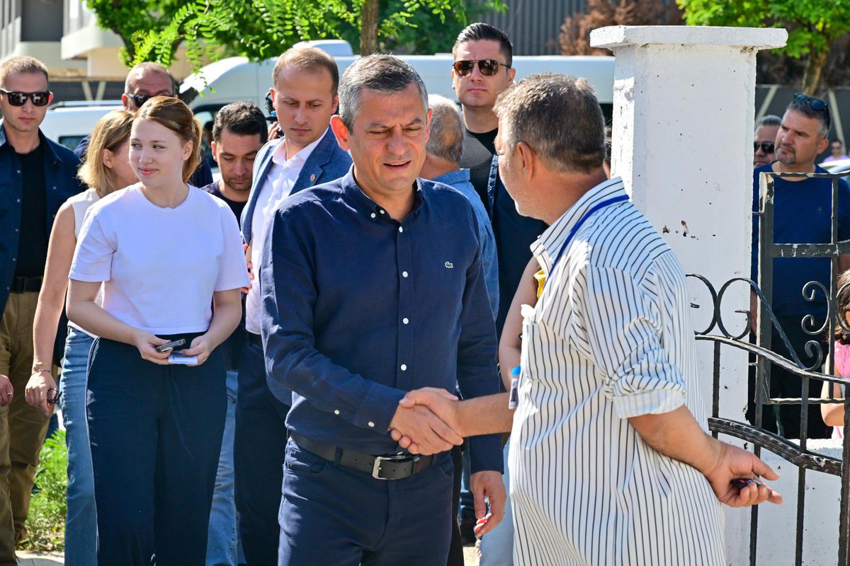 herkesicinCHP's tweet photo. Genel Başkanımız Özgür Özel, merhum Manisa Büyükşehir Belediye Başkanımız Ferdi Zeyrek'in kızı Nehir Zeyrek'i, Manisa’da Yükseköğretim Kurumları Sınavı’nın ikinci oturumu olan Alan Yeterlilik Testleri’ne  gireceği okula götürdü. https://t.co/ozk178rCpQ