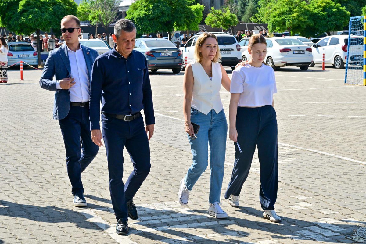 Genel Başkanımız Özgür Özel, merhum Manisa Büyükşehir Belediye Başkanımız Ferdi Zeyrek'in kızı Nehir Zeyrek'i, Manisa’da Yükseköğretim Kurumları Sınavı’nın ikinci oturumu olan Alan Yeterlilik Testleri’ne  gireceği okula götürdü.