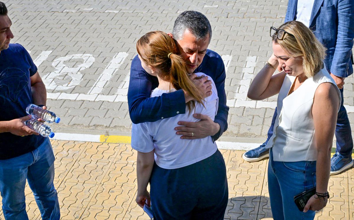 herkesicinCHP's tweet photo. Genel Başkanımız Özgür Özel, merhum Manisa Büyükşehir Belediye Başkanımız Ferdi Zeyrek'in kızı Nehir Zeyrek'i, Manisa’da Yükseköğretim Kurumları Sınavı’nın ikinci oturumu olan Alan Yeterlilik Testleri’ne  gireceği okula götürdü. https://t.co/ozk178rCpQ