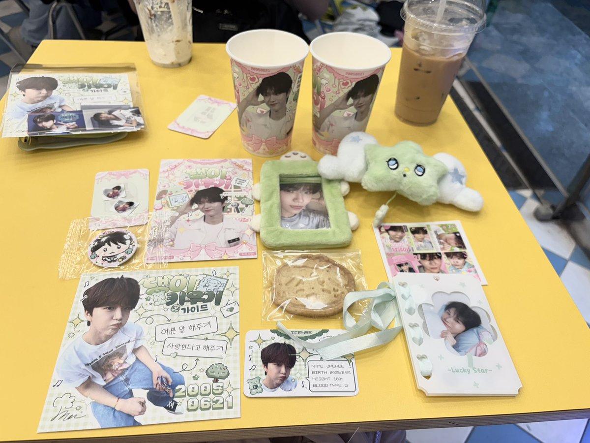 uyuuyuo's tweet photo. 이 귀여운 댕이키우기 생카에 꼭 가고싶어서 일본에서 대구에 왔어용🤭💕
특전도 다 귀엽고 넘 행복해요...♡🍀
대구에 오길 잘했어요ᐡ.  ̫ .ᐡ ♪⭐️
럭드를 해서 우치와 담천되었기 때문에 받기를 기대하고 있어용🎀✨
귀여운 생카를 열어주셔서 감사합니다🥰
#댕이키우기 https://t.co/kE5OPbRRu9