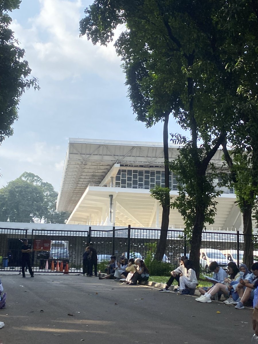 callmesora tweet media