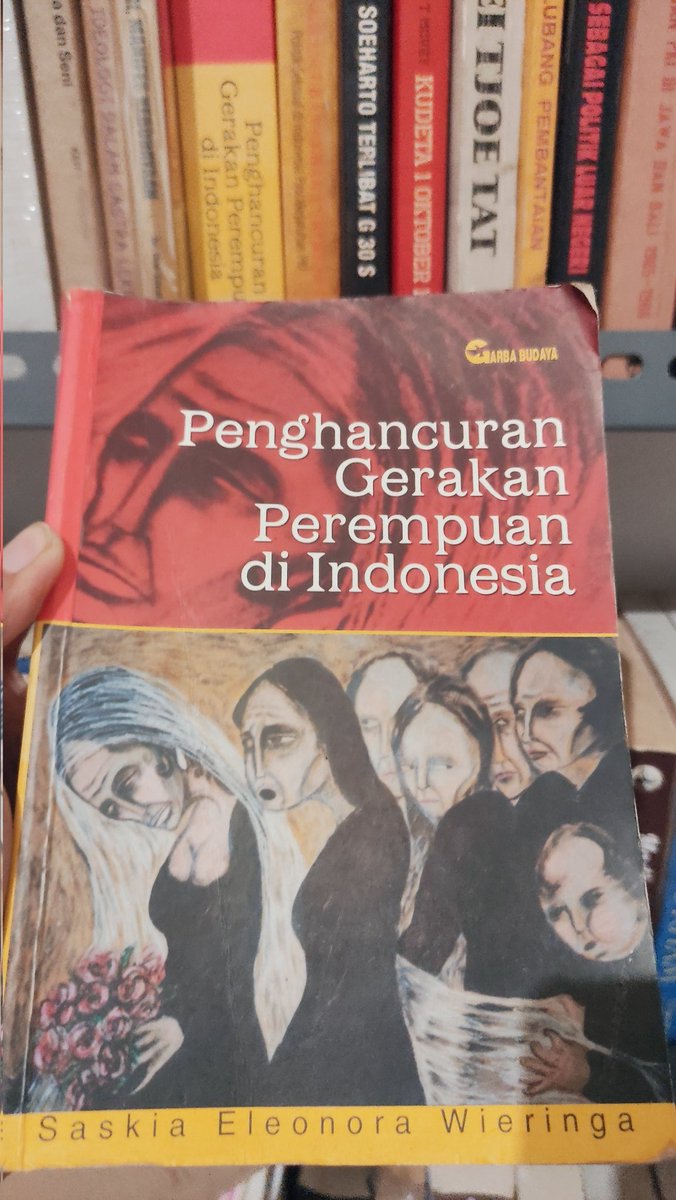 Orde Baru menghancurkan gerakan kaum perempuan. Pada dasawarsa sebelumnya kekuatan perempuan cukup diperhitungkan dan berandil besar. 

Kini orde gelap ingin melakukan hal yg sama, meminggirkan perempuan atau membuat sejarah baru perkosaan massal 1998.
