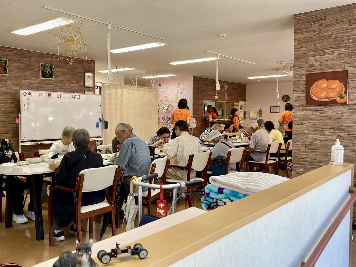 gorinkai_02's tweet photo. 子ども食堂があるなら高齢者バージョンがあってもいいよねってことで、もうかれこれ3年くらい続けてる滝山食堂。今日も猛暑の中お待ち頂くくらい盛況でした。 https://t.co/cNva4f2Y6X