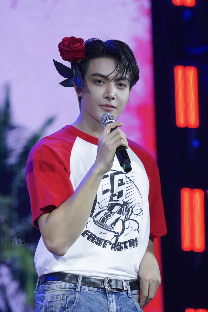 liuliu002's tweet photo. You are beautiful but you don’t have a rose 🌹 😆

FKJD FM IN VIETNAM
#TheHeartKillersinVietnam 
#จุงอาเชน #joongarchen @ChenRcj https://t.co/LovcWbsRf1
