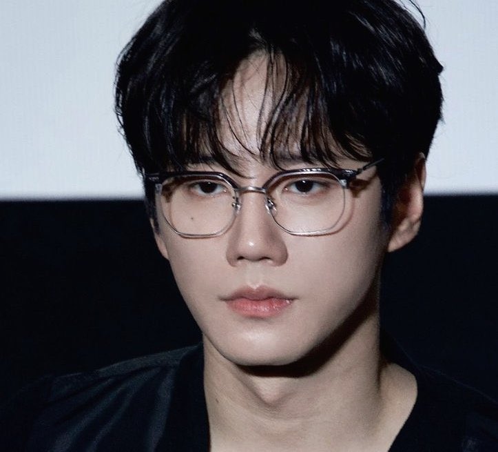 ____7H__'s tweet photo. 왼쪽 아기쇼타 커서 오른쪽 된거라고?
아 시발……진짜 달콤하다 https://t.co/wPNXAm6Zic