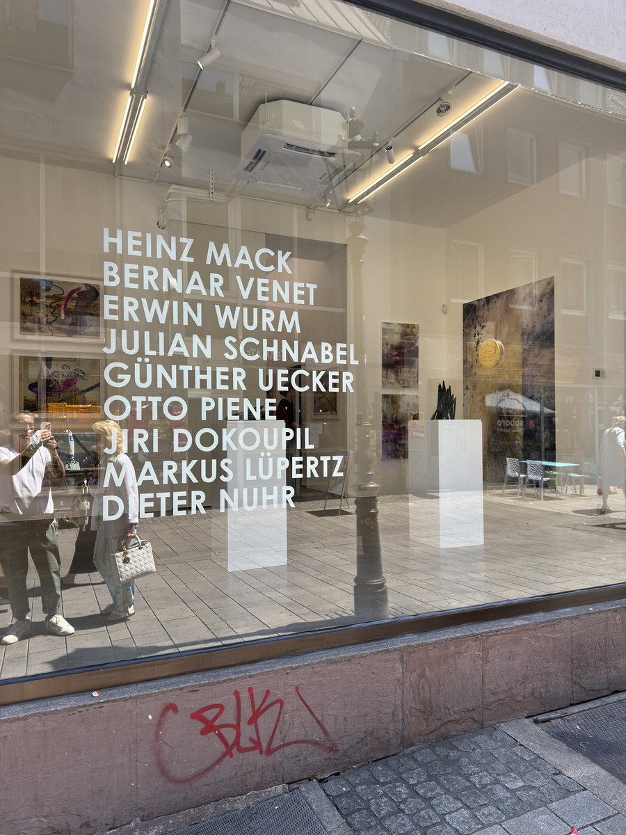 Die Sommerpause ist in vollem Gange. Es laufen noch ein paar Ausstellungen. Aber jetzt werden die Tage wieder kürzer. Es geht auf Weihnachten zu. Bin gespannt, wann die ersten Nikoläuse in den Regalen liegen…