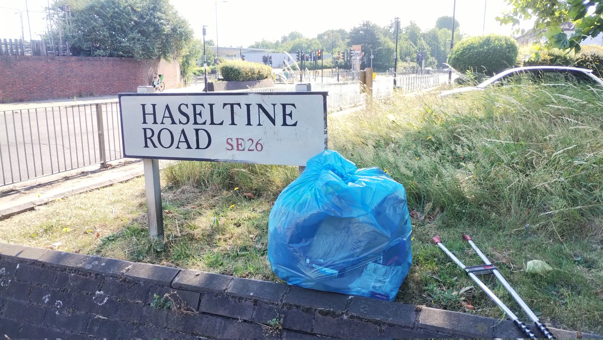 Cleaned up a lot of mess in Bell Green on the way to the Beckenham Place Jnr Park Run. Filled this bag in about 10 mins. And emptied a street bin too! Had to rush. A lot more to do on the way home... #litter #rubbish #bellgreen #bellingham #sydenham