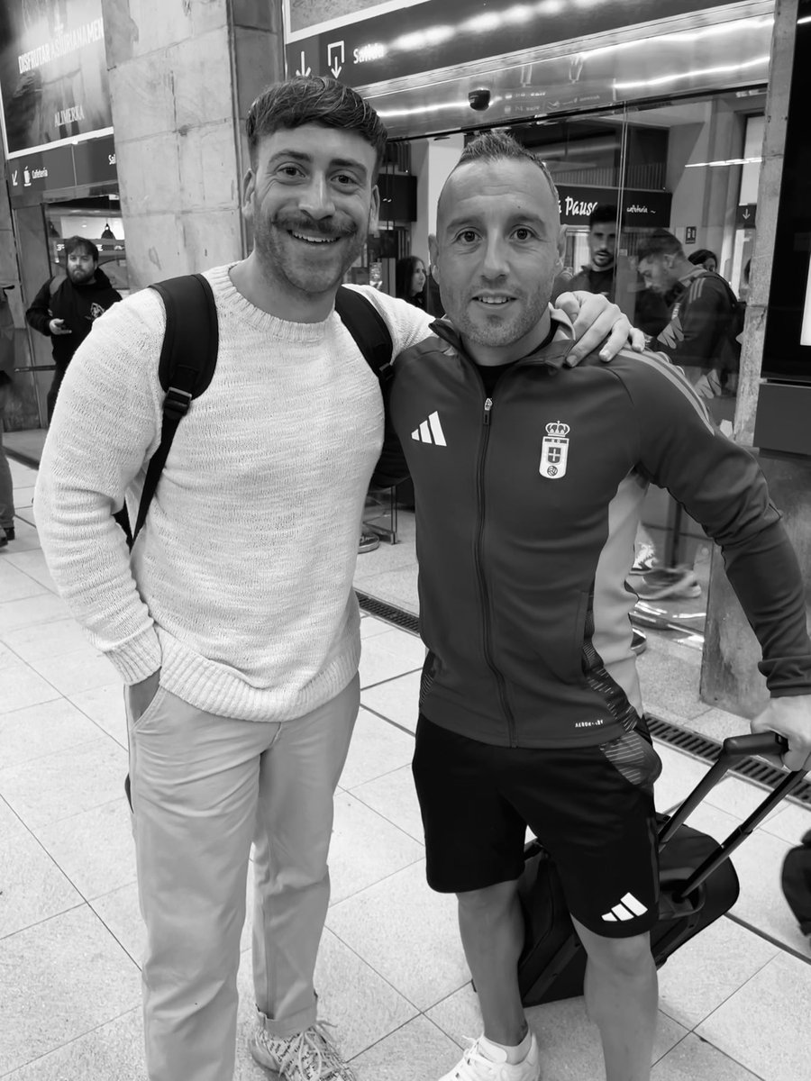 fabioingoglia's tweet photo. Imagínate retirarte en EEUU, Arabia Saudí o la A-League de Australia y renunciar por voluntad propia a vivir momentos -y ascensos- así. Larga vida a historias de PRIMERA por jugadores como Santi Cazorla. https://t.co/vfTNbfICTw