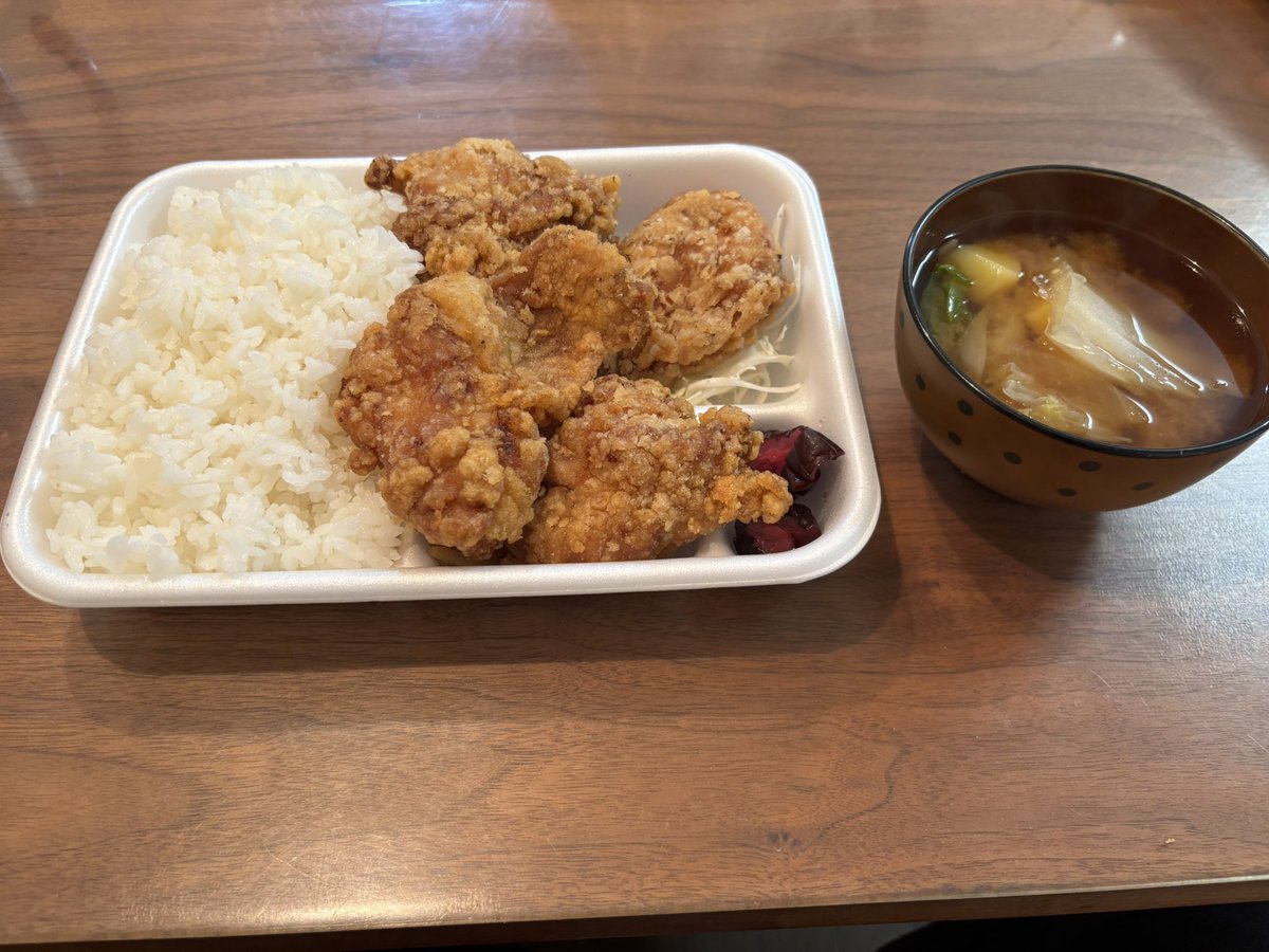 1TZcH's tweet photo. 今日は誕生日だぁ🎂
どんどん年齢を重ねてくぅ！
大好きな唐揚げ弁当でお祝い🎉
本番は別の日にゆっくりと☺️ https://t.co/TnAfzLQJjc