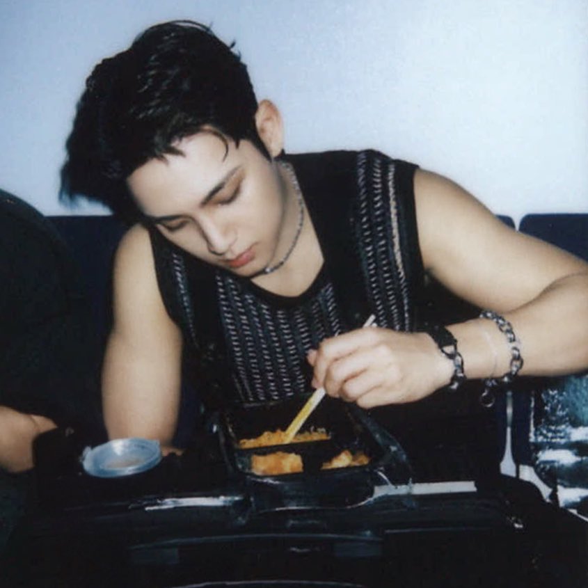 gyuszones's tweet photo. our foodie mingyu 🖤 https://t.co/gRHqBCCkQN