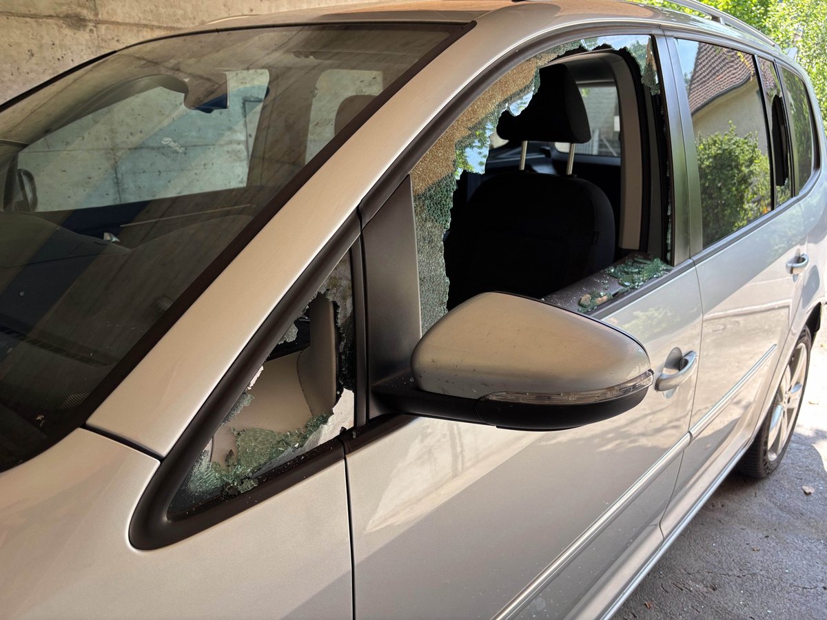 Ennetbaden: Autos im Fokus von Dieben (Zeugenaufruf) 
In der Nacht von Freitag auf Samstag schlugen Diebe bei mehreren Fahrzeugen die Scheiben ein und entwendeten diverse Gegenstände.  Die Kantonspolizei bittet die Bevölkerung um Mithilfe.
ag.ch/enbapwauf