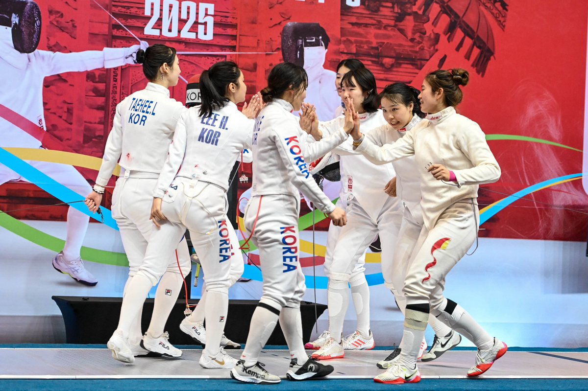 FIE_fencing's tweet photo. Day 6 at the 2025 Asian Fencing Championships in Bali! 🇮🇩 
In a tense and thrilling Women’s Team Epee final, 🇨🇳 China claimed the gold medal with a 41-38 victory! 🥇 Congratulations to Team China on their impressive win!
👏 Hats off to Team Korea 🇰🇷 for their strong performance and well-deserved silver medal! 🥈

Stay tuned:
📊 Full Results: https://t.co/BUAYuoCdip
📺 Watch live: https://t.co/qzLKm9Rva2

#fencing #escrime #esgrima #FIE #AsianChampionships #Bali2025 #Indonesia #zonalchampionships #epee
📸 Eva Pavia Gomes | #BizziTeam