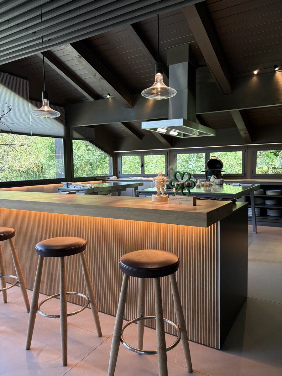 Poco se habla de Molino de Urdániz: qué maravilla. Tienen un menú de 12 pases salados que recorren sus platos más emblemáticos y 2 pases dulces. Bodega muy completa. Servicio impecable y sincronizado en sala con cocina vista que funciona como un reloj. Muy recomendable.