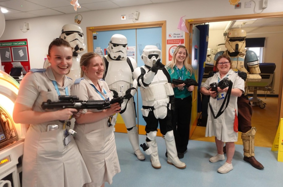 ukgarrison's tweet photo. We love a good con — but some of our most meaningful missions are in hospitals.
From Bristol Royal Hospital for Children to Great Ormond Street, we’re proud to bring smiles where they matter most.
#UKGarrison #501st #BadGuysDoingGood #TroopForACause https://t.co/B8v62TUKxR