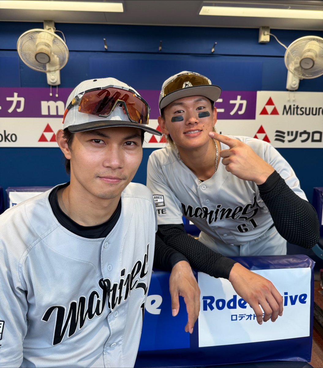 chibalotte_pr's tweet photo. ホームランを打った2人で1枚いただきました！
#chibalotte #広報 #藤原恭大 #山本大斗 https://t.co/F0KTbcWnIe