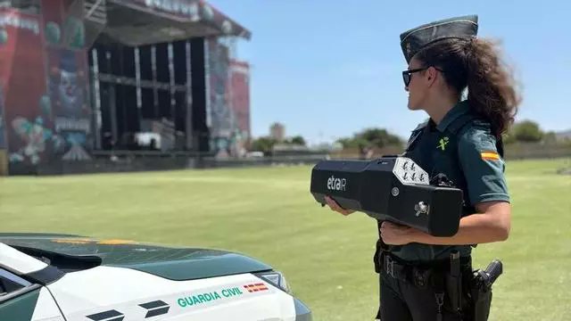 UsecicB's tweet photo. 🎧 Miles de asistentes
🚫 Cero margen al descontrol
🚁 Ojos en el cielo, 👢 botas en el suelo
👮‍♂️ Así trabaja la @guardiacivil
 #GuardiaCivil   #EquipoPEGASO #FiestaSegura #PrevenciónDelDelito #OrdenPúblico  #StopDrogas #USECIC #ARS #GEDEX

https://t.co/DdJYyvCk5a https://t.co/FZbOy7okwt