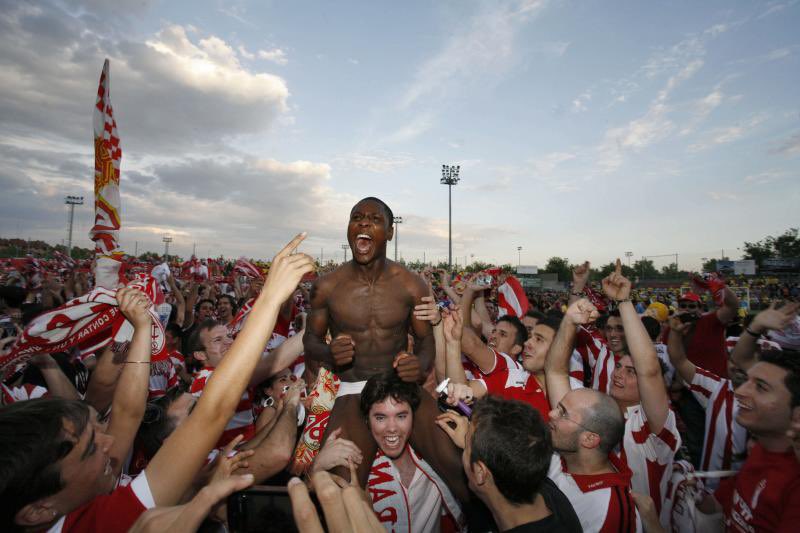 Los ascensos se celebran saltando al campo.