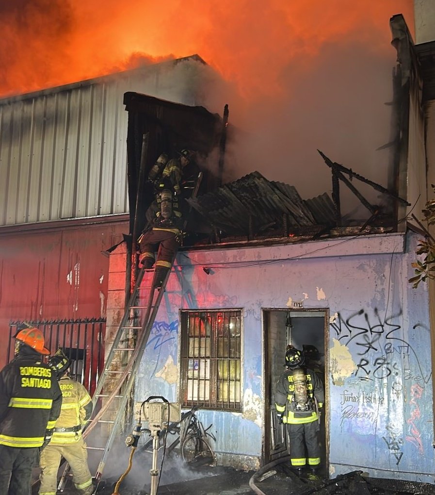 cbsantiago's tweet photo. 🔴 AHORA: el Cuerpo de Bomberos de Santiago responde con Voluntarios y máquinas de 14 Compañías ante 3ª Alarma de #Incendio, en calle General Bulnes y Compañía de Jesús, en la comuna de #Santiago.
@Comandantecbs
@Muni_Stgo 
#EmergenciasCBS https://t.co/cFFMSGuOxN