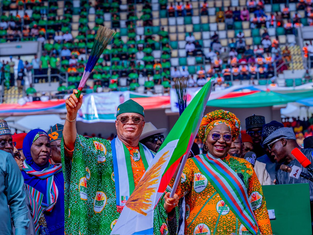Hope_Uzodimma1's tweet image. At Uyo, we formally received Pastor Umo Eno, the Governor of Akwa Ibom State, into our great party, the All Progressives Congress (APC). It was a moment of celebration, unity, and renewed commitment to the values that define our political vision.
The ability of a leader to…