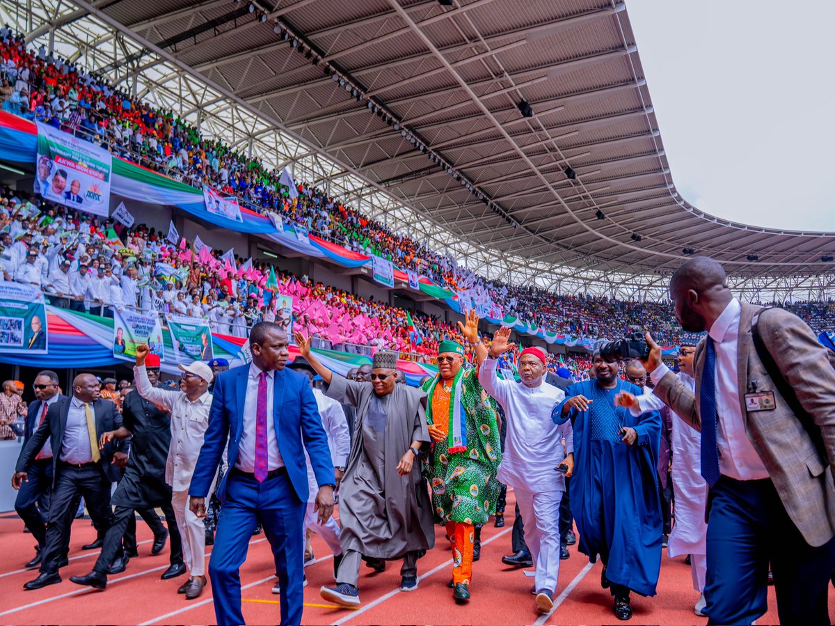 Hope_Uzodimma1's tweet image. At Uyo, we formally received Pastor Umo Eno, the Governor of Akwa Ibom State, into our great party, the All Progressives Congress (APC). It was a moment of celebration, unity, and renewed commitment to the values that define our political vision.
The ability of a leader to…