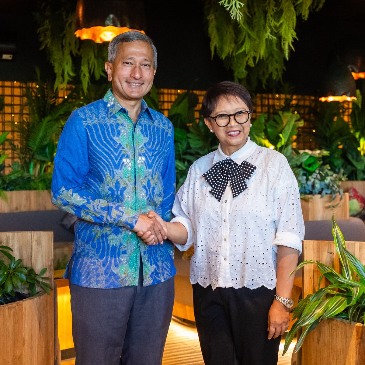 Vivian Balakrishnan (@vivianbala) on Twitter photo Caught up with my old friend Ibu <a href="/RetnoLPMarsudi/">Retno L.P. Marsudi</a>, the former Indonesian Foreign Minister, who is in Singapore for the International Water Week. Caught up with my old friend Ibu <a href="/RetnoLPMarsudi/">Retno L.P. Marsudi</a>, the former Indonesian Foreign Minister, who is in Singapore for the International Water Week.