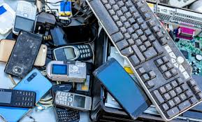 Nubwo ikoranabuhanga ridufasha, rishobora no kutwica bucece.
👉 Ryonona ubutaka
👉 Rishora imyuka ihumanya mu kirere
👉 Rihindura ibidukikije

Imyanda y’ibikoresho by’ikoranabuhanga (e-waste) yiyongeraho:
 Miliyoni 50 z’imyanda buri mwaka 
Iyo myanda yangiza ubutaka n’amazi.