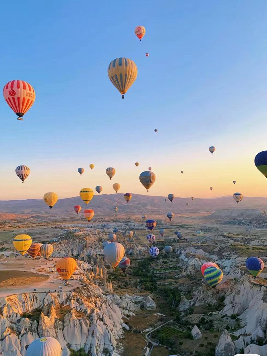 DawnKasie49448's tweet photo. Hot air balloons are flying in the sky, and the sunrise is as beautiful as a dream! ๐#traveldream #sunrisespectacle #Beautiful Place https://t.co/24duNEBqKM