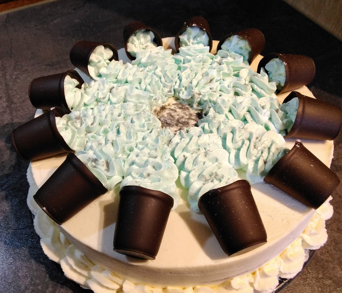 Ich lade Euch,heute Nachmittag, zu Kaffee und Torte ein.❤