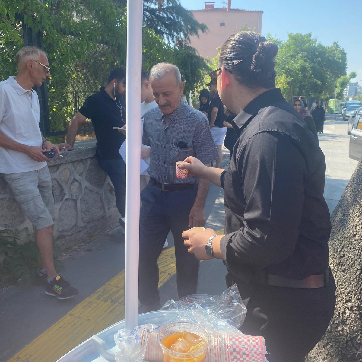 İYİ Gençlik Ankara olarak, YKS sınavına girecek olan öğrencilere ve velilerine, sınavdan önce limonata ve meyve suyu ikram ettik.

☀️ Sınavın hararetini ve stresini bir nebze de olsa azaltabildiysek ne mutlu bize!