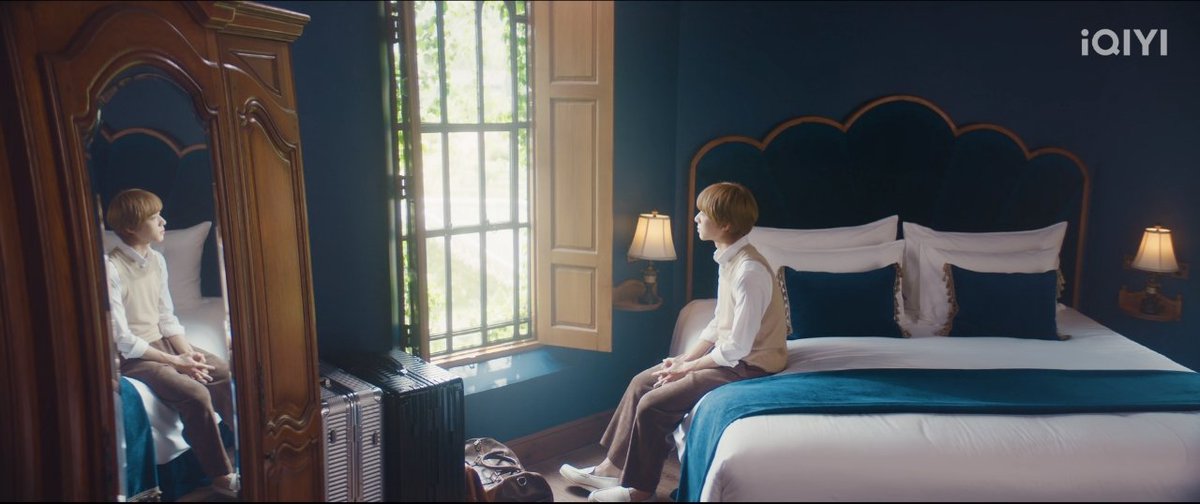 MEENANAGARIN CITY
#TheNextPrinceEP8  ขอพูดถึงซีนนี้หน่อย  ไม่รู้คิดไปเองไหม แต่การวางภาพนี้มันทัชใจเรามาก นินในฐานะเจ้าชายแต่เหมือนนกน้อยในกรงทอง มันไม่ใช่ชีวิตที่เค้าชอบ เงาสะท้อนในกระจกบอกว่าเค้าไม่มีความสุขนัก ลูกกรงหน้าต่างเหมือนข้อจำกัดในการใช้ชีวิตและกั้นเค้าจากโลกข้างนอก