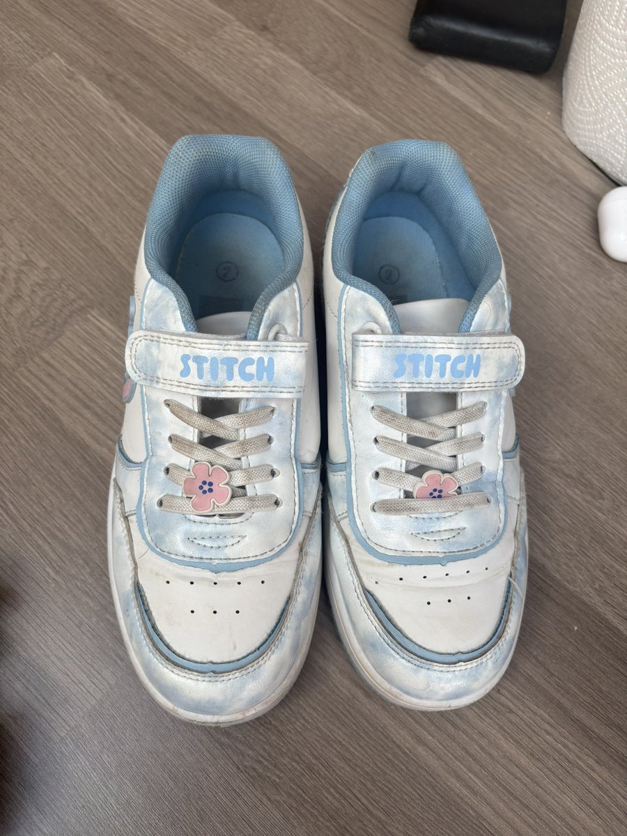 Keli_Marie's tweet photo. @ArgosHelpers my daughter has had these a month and they’ve already worn through she’s at school all week so it’s not continuous wear. Can you please help? https://t.co/MBW3gybl8w