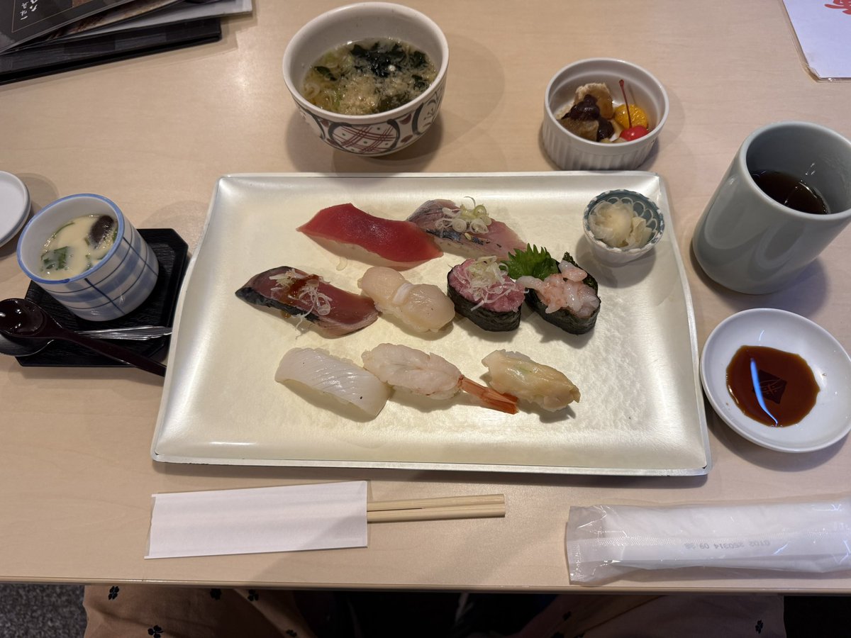 3Qrtx4v's tweet photo. 暑い休日のお昼💦久々お寿司頂きました🍣😋 https://t.co/GuHAenhm6w