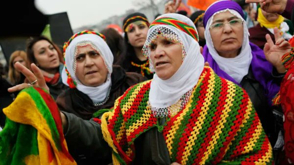 Behice Feride Demir: Psikiyatr Dr. Işık İşcanlı İle Hafta Sonu Sohbeti-2

🔴Kadınların bir araya gelerek, birbirine güvenerek, birlikte çalışarak başarıyı yakalayabileceklerine dair inançları gelişti. 

Bunu Bitlis’te 1979’daki 1 Mayıs mitinginde gördüm. İşçi, köylü, emekçi ve