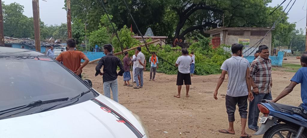 Asshhisshh's tweet photo. @KESCoHQ @dvvnlhq @UPPCLLKO @UPGovt @EMofficeUP Baniyabazaar, lalkurti, topkhana, bhajjapuwa, maikupurwa, bade purwa, badlipurwa,b I baazaar. All of them are very frustrating .
How many times do I need to share the location? https://t.co/RurUzP9ggq