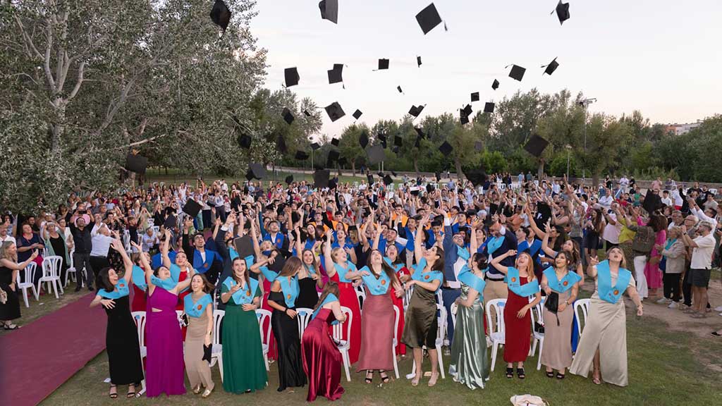 Setmanari L'Ebre (@setmanariebre) on Twitter photo Els estudiants del Campus Terres de l’Ebre de la URV viuen un especial acte de graduació
📷 LA NOTÍCIA: setmanarilebre.cat/els-estudiants…
<a href="/jpallaresm/">Josep Pallarès Marzal</a> <a href="/universitatURV/">Universitat Rovira i Virgili</a> <a href="/educaciocat/">Educació</a> <a href="/mgonzalezj1970/">Mario González Jorge</a> <a href="/Tortosa/">Ajuntament de Tortosa</a>, <a href="/JordiJordanEbre/">Jordi Jordan</a> <a href="/vgraufe/">Víctor Grau Ferrer/❤️</a> <a href="/govterresebre/">Delegació del Govern a les Terres de l'Ebre</a> <a href="/castorgonell/">Joan Castor Gonell</a> #TerresdelEbre Els estudiants del Campus Terres de l’Ebre de la URV viuen un especial acte de graduació
📷 LA NOTÍCIA: setmanarilebre.cat/els-estudiants…
<a href="/jpallaresm/">Josep Pallarès Marzal</a> <a href="/universitatURV/">Universitat Rovira i Virgili</a> <a href="/educaciocat/">Educació</a> <a href="/mgonzalezj1970/">Mario González Jorge</a> <a href="/Tortosa/">Ajuntament de Tortosa</a>, <a href="/JordiJordanEbre/">Jordi Jordan</a> <a href="/vgraufe/">Víctor Grau Ferrer/❤️</a> <a href="/govterresebre/">Delegació del Govern a les Terres de l'Ebre</a> <a href="/castorgonell/">Joan Castor Gonell</a> #TerresdelEbre