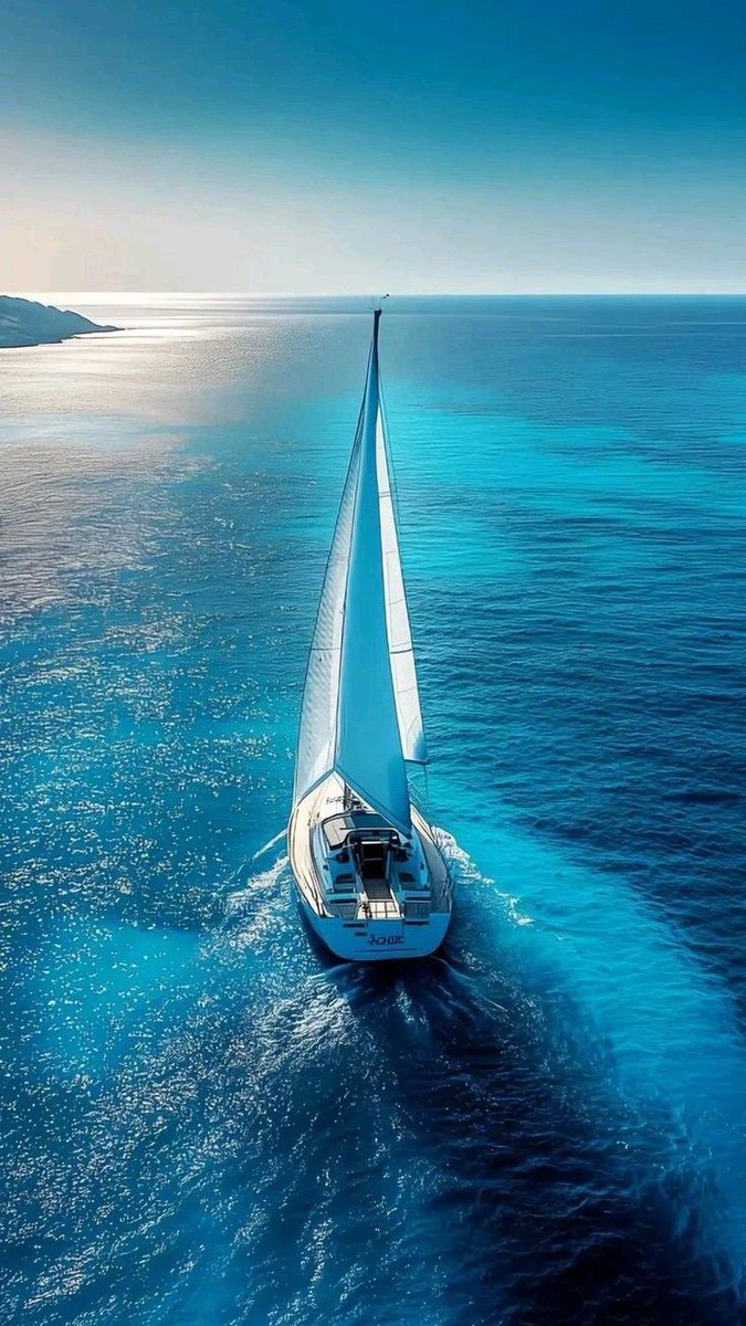 "Çıktığın yolda, bugün, yelken açık, yapyalnız,
Gözlerin arkaya çevrilmeyerek, pervâsız,
Yürü! Hür maviliğin bittiği son hadde kadar!...
İnsan, âlemde hayâl ettiği müddetçe yaşar."Yahya Kemal Beyatlı

Zor da olsa mümkün olsun; şiir gibi, umut dolu masmavi bir pazar günü dilerim💙