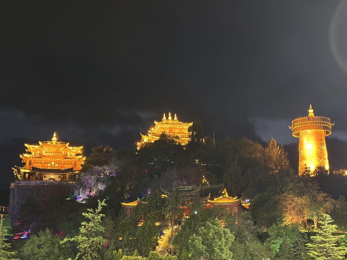SHTG15's tweet photo. 最後にまったり中国国内旅行✈️その4
【香格里拉】
理想郷Shangri-La、行きの高铁🚄でいろいろ調べてたら2002年に中甸から改名した事実を初めて知る😩
階段歩き出しで息切れするわ、売ってるポテチの袋パンパンだわで、なかなかの非日常だねーw https://t.co/KrbtKpiDpE