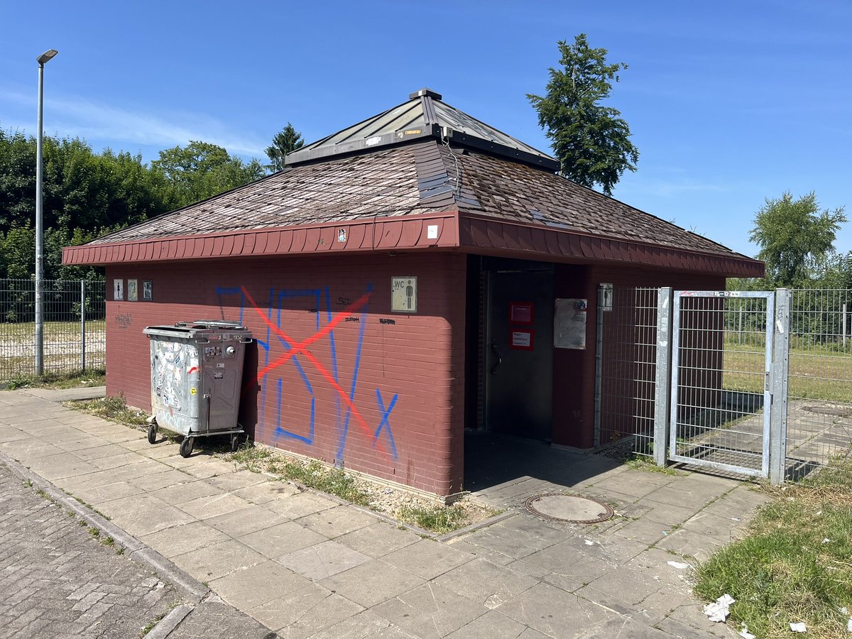 direct_INTIK's tweet photo. Rastplatz in Deutschland. WC geschlossen. Was ist nur aus unserem Land geworden? https://t.co/X6O5tbWuSq