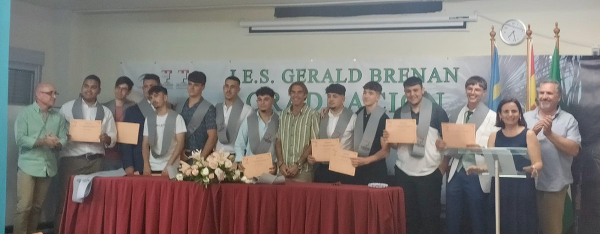 IESGeraldBrenan's tweet photo. Viernes 20 de junio, graduación de 2º del Ciclo de Grado Medio de Sistemas Microinformáticos y Redes. ¡Felicidades y a seguir avanzando con ilusión!
#actividadesgbrenan #graduaciones #NOTICIASFP https://t.co/f9SOkBWc3I