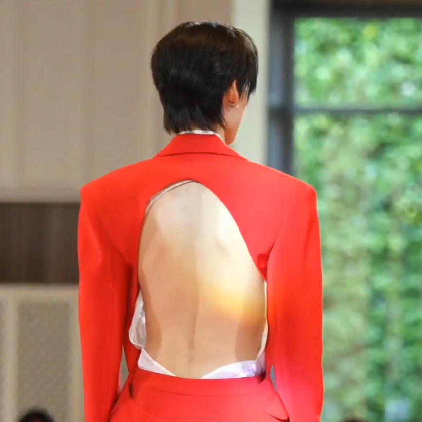 ชุดหน้าไหว้หลังหลอกมาก อิเหี้ยๆๆๆ

#คอร์นเนตโตโคนโปรดของพี