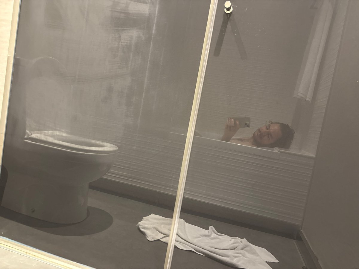 Лежу в ванной в Испании 

Прошу не завидовать