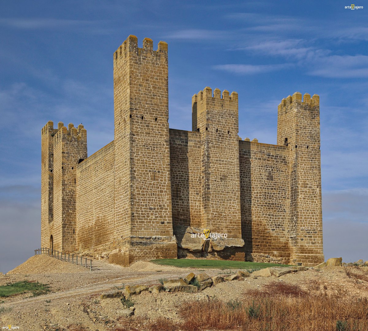 arteviajero_com's tweet photo. Castillo de Sádaba (Comarca de las Cinco Villas, Zaragoza), una de las fortalezas medievales mejor conservadas de Aragón. Las primeras noticias del castillo se remontan al año 1125 aunque la mayor parte de su fábrica corresponde al S. XIII
#FelizDomingo #BuenosDias https://t.co/s9aOpFJ9sd