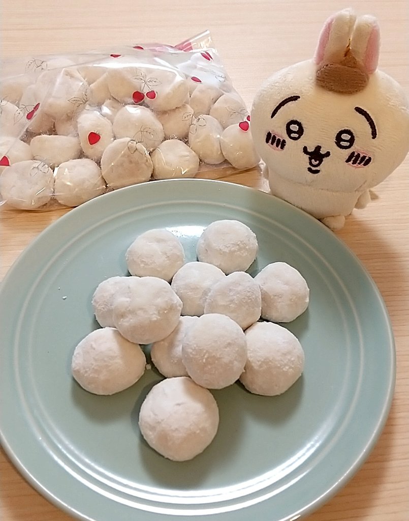 米粉とレモンのクッキーを作りました🍋
焼いていたら爽やかなレモンの香りが広がって、アロマ気分～(*´∀｀*)
袋に粉糖とクッキーを入れてふりふりすると、みるみる粉糖を纏っていくのが楽しい🎶
#お菓子作り