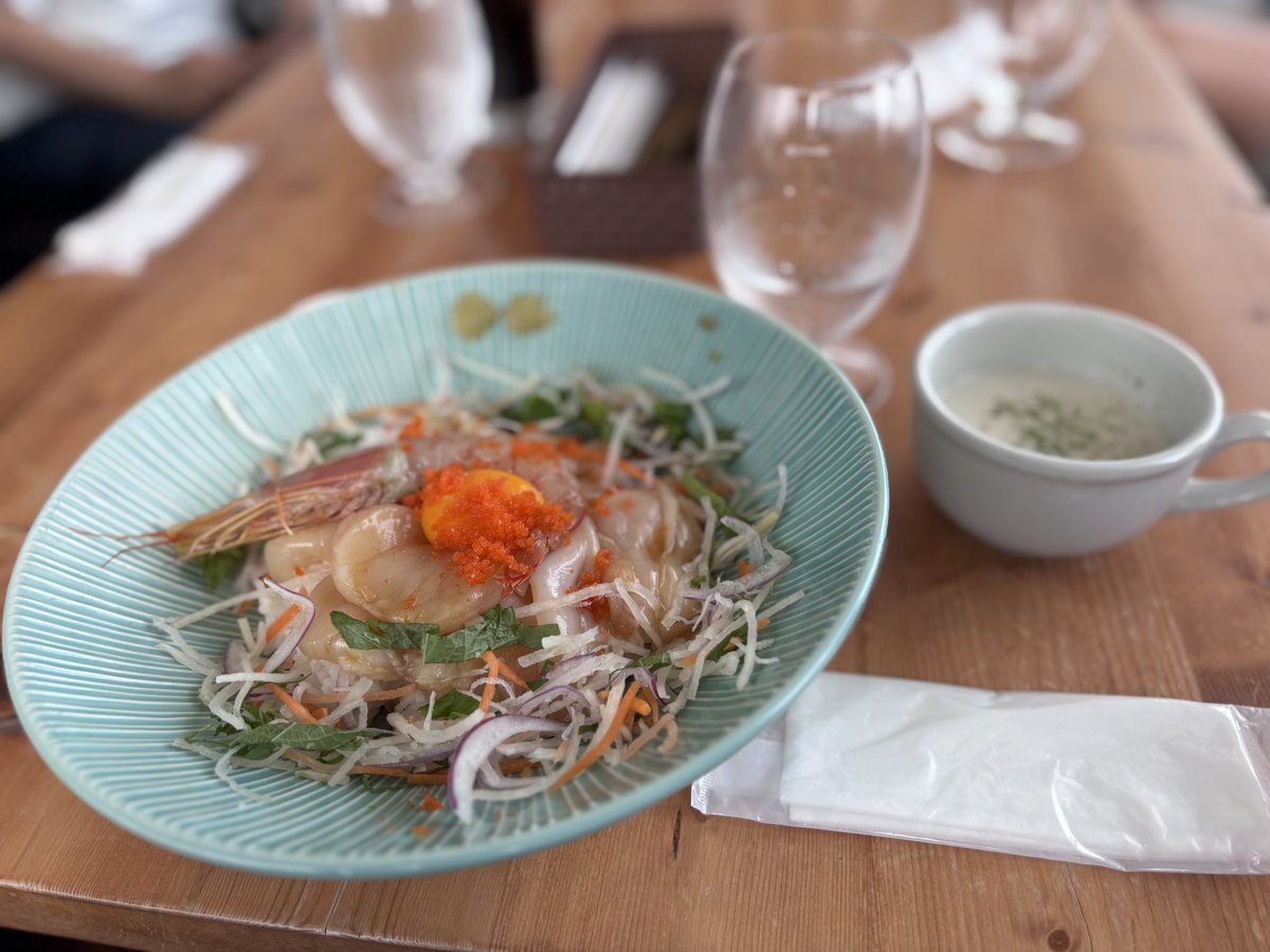 waku_wakuzou's tweet photo. おとラグでお昼は魚河岸テラスのハマユイさんへ。いつもの漬け丼美味しかった😋
ラグビーボールのコップもかわいかったです。
今日が初出しなんて嬉しい
＃おとラグ
＃hamayui ＃HAMAYUI釜石 https://t.co/UKR8dbJS0r