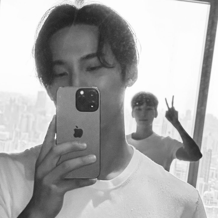 Awal kenal Wira di Pitulas bener-bener kayak ‘ini anak polos banget ya’ terus kita ngobrol tentang lagu yang relate sama kita waktu dulu karena kita berdua juga rajin spotses tiap malam. Kayaknya dari situ jadi dekat sama Wira karena sering curhat curhatan juga.