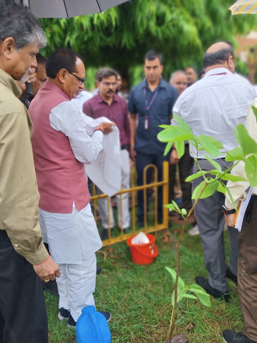 We heartily welcome our Honourable Minister <a href="/ChouhanShivraj/">Shivraj Singh Chouhan</a> ji in our Institute, and seek their blessings along with DG &amp; Secretary DARE, and other #ICAR officials on their benign presence. 

<a href="/icarindia/">Indian Council of Agricultural Research.</a>