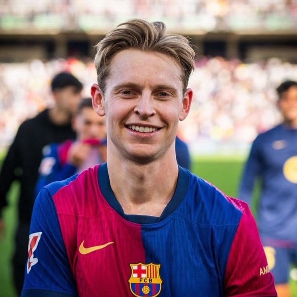 FabrizioRomano's tweet photo. 🚨💙❤️ Barça director Deco confirms plan to keep Frenkie de Jong: “This is the de Jong we want. We want him to stay with us”.

“He has one more year under contract with us and we are going to analyze things calmly”, told @LaVanguardia. https://t.co/6vWhhCgMAT